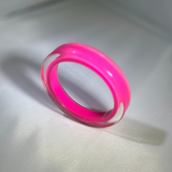 Kate Spade Hot Pink Lucite bangle Bracelet .5" Wide - Picture 3 of 4